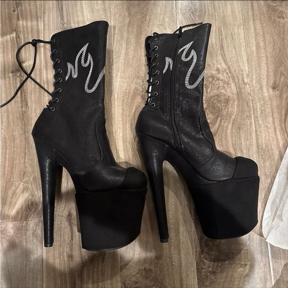 Hella heels hellgirl flame boots 8” - Picture 4 of 4